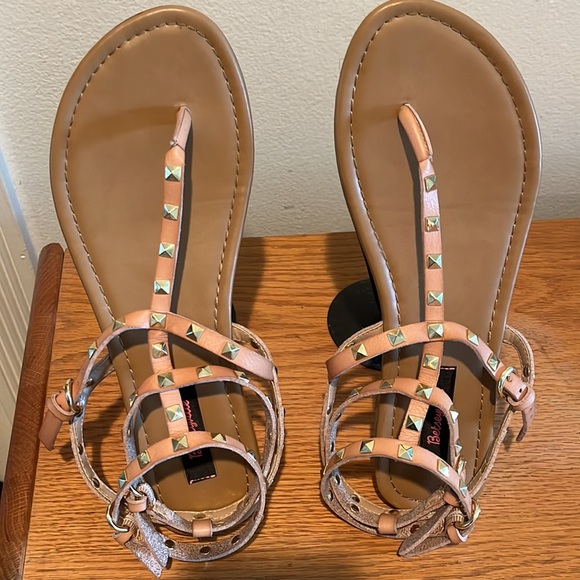 Betseyville by Betsey Johnson tan leather, studded gladiator sandal. Size 10 - Picture 2 of 9